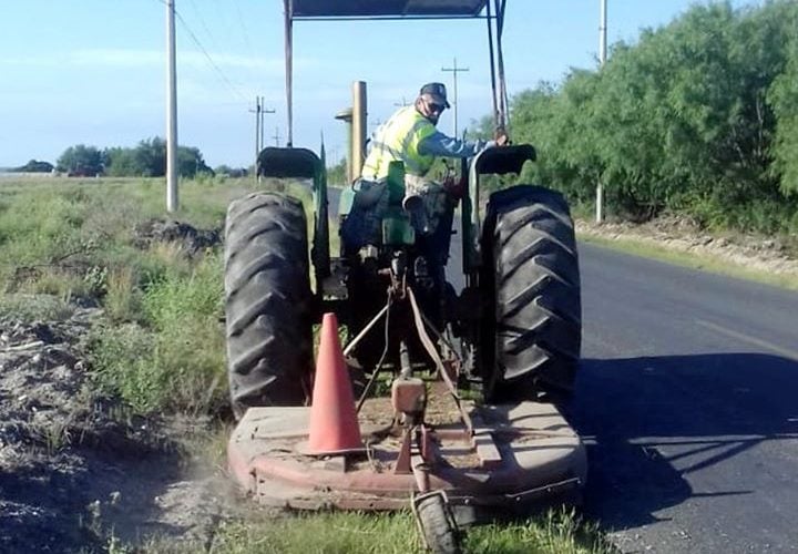 REALIZAN LIMPIEZA DE COSTADOS DE CARRETERA CAMARGO-COMALES